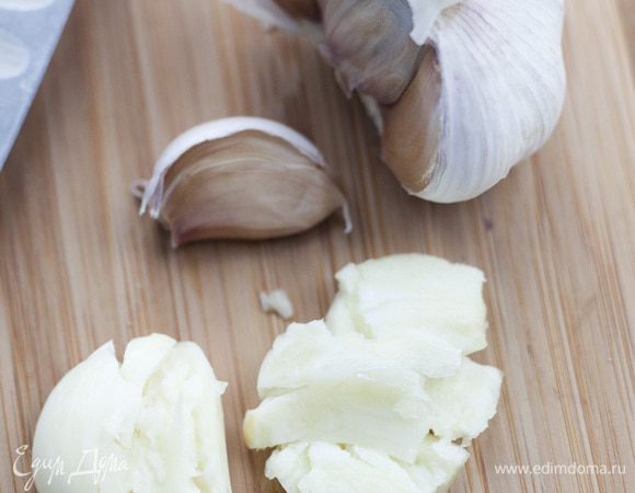 Зубчики чеснока раздавить плоской стороной ножа и почистить.