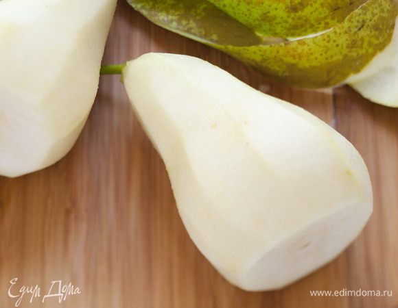 Груши почистить и для устойчивости срезать основание.