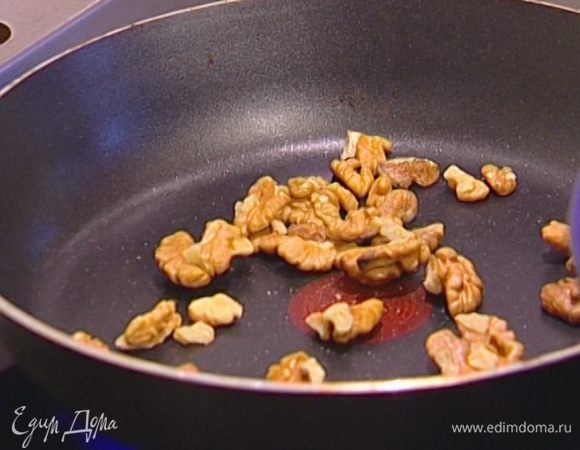 Грецкие орехи слегка поджарить на сухой сковороде или в духовке, а затем растолочь в ступке. 