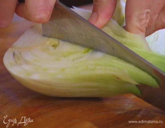 Фенхель разрезать на четвертинки.