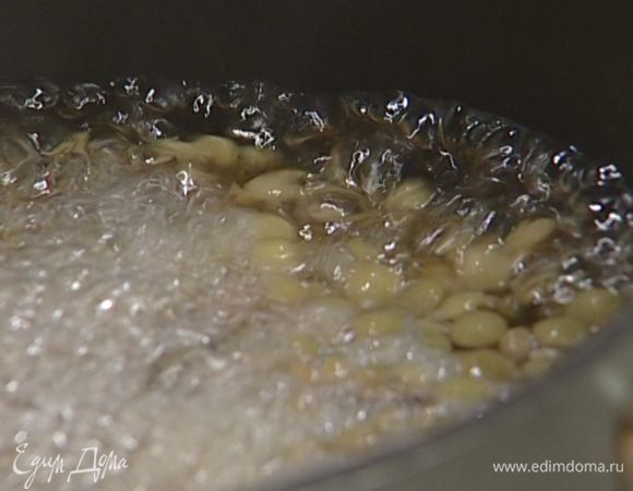 Чечевицу отварить в подсоленной воде.