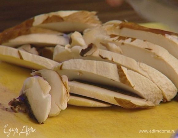 Грибы вымыть, почистить и нарезать пластинками.