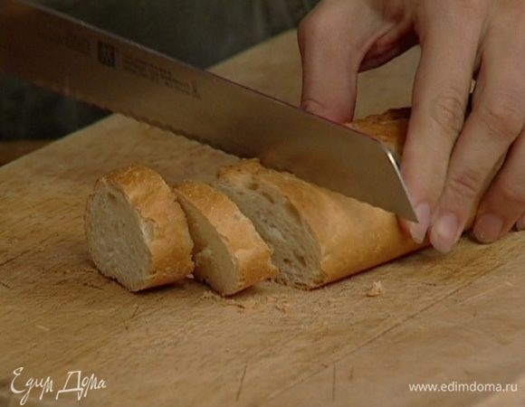 Багет нарезать ломтиками, смазать сливочным маслом и обжарить на разогретой сковороде с обеих сторон.