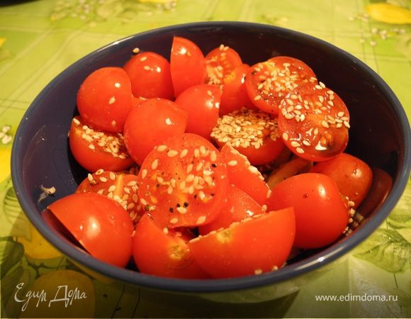 Порезать помидоры дольками, сельдерей кусочками, лук полукольцами. Посолить, поперчить, добавить уксус и оливковое масло, перемешать, посыпать зеленью и кунжутными семечками.