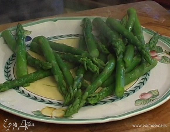 Спаржу отваривать в подсоленной воде 5 минут, затем выложить ее на большую тарелку.
