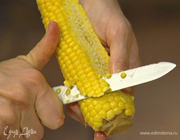 Кукурузу предварительно отварить. Срезать ножом кукурузные зерна.