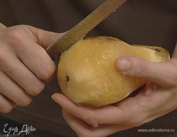 С груш срезать кожицу и, удалив сердцевину с семенами, нарезать мякоть крупными кусочками.
