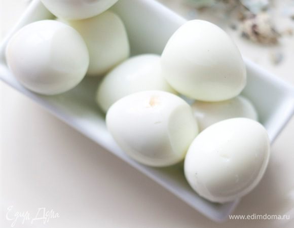 Яйца сварить вкрутую и очистить от скорлупы.