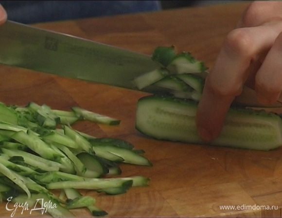 Нарезать почищенную морковь и огурцы тонкой соломкой.