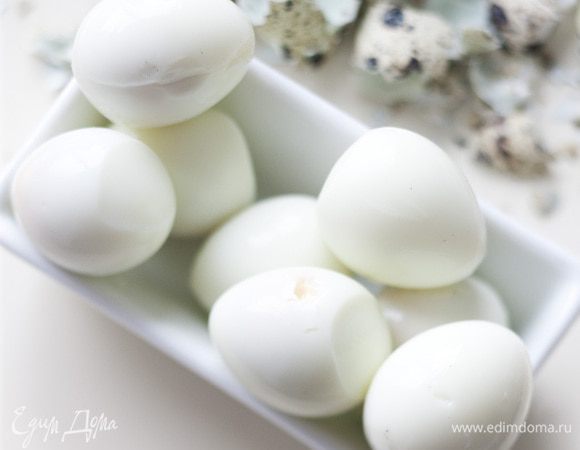 Перепелиные яйца сварить вкрутую, залить холодной водой, а затем аккуратно очистить от скорлупы и разрезать пополам.