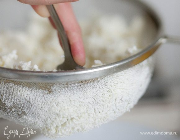 Творог протереть через сито, чтобы он стал более воздушным.