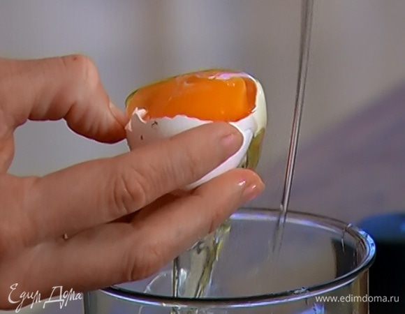 Отделить белки от желтков.