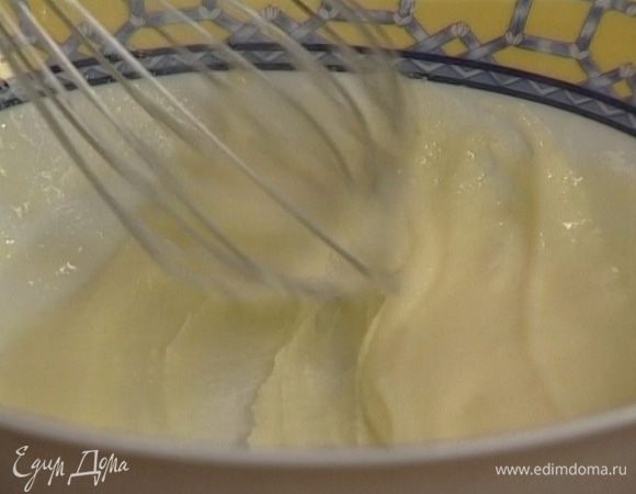 Продолжая взбивать, добавить сахарную пудру.