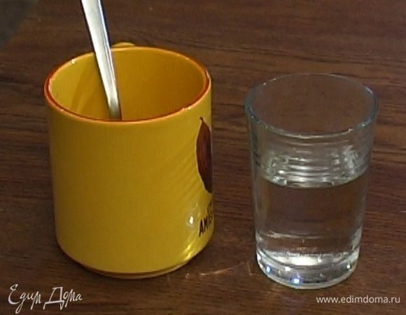 Желатин залить 2 ст. ложками теплой воды.
