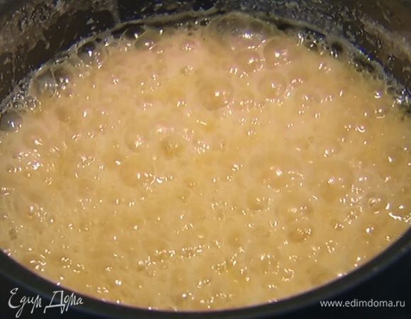 Из 100 г сахара, слегка смоченного водой, сварить карамель.