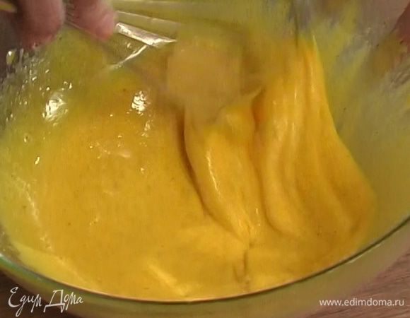 Желтки взбить со 150 г сахара, затем, продолжая взбивать, влить 200 мл сливок.