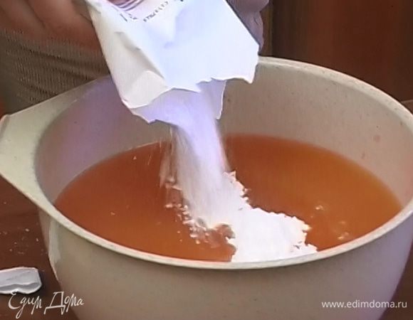 Добавить сок грейпфрута, сахарную пудру и Campari и перемешивать, пока сахар полностью не растворится.