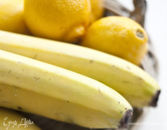 Лимоны и бананы очистить от кожуры и порезать на кусочки.