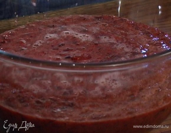 Вынуть из черешни косточки, измельчить ее в блендере (взбивать буквально 2-3 секунды).