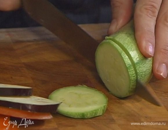 Морковь, баклажан и кабачки нарезать тонкими пластинами по диагонали плода.