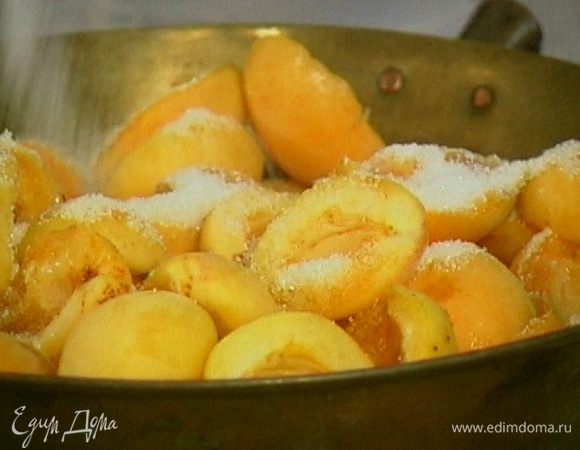 Просто абрикосовое варенье<br />
Одну емкость с абрикосами прогревать на небольшом огне, пока варенье не станет густым и прозрачным. Время от времени снимать пенку, стараясь не тревожить варенье помешиванием, чтобы сохранить половинки абрикосов целыми.