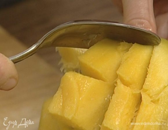 Манго почистить, удалить косточку, мякоть порезать.