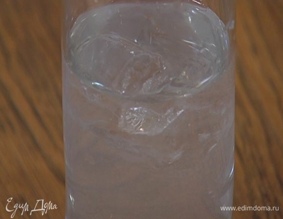 В большой стакан для виски положить большое количество льда.