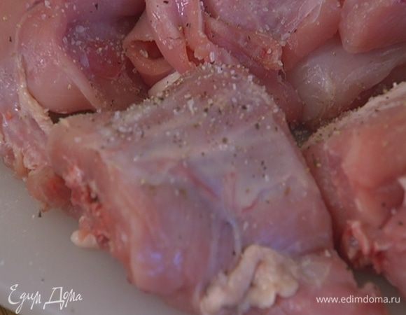 Мясо кролика порезать большими кусками. 