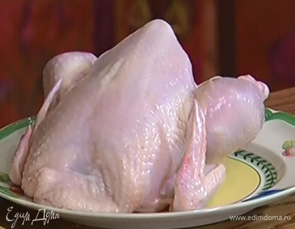 Тушку цыпленка вымыть, тщательно обсушить и сделать острым ножом 8‒10 надрезов по всей поверхности.