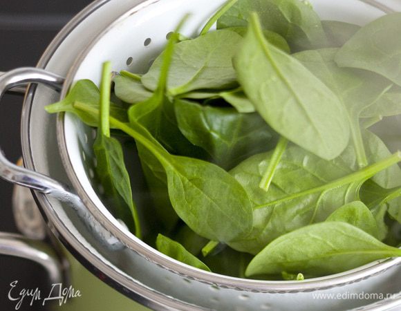 Шпинат промыть и в дуршлаге подержать на пару 7−10 минут, затем слегка посолить.