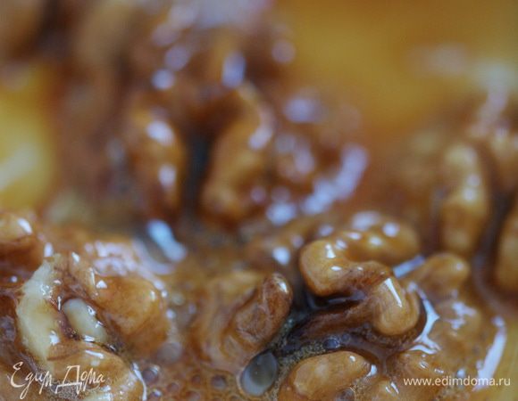 Грецкие орехи обжарить в меду, выложить их на тарелку или металлический противень, чтобы они не слиплись.