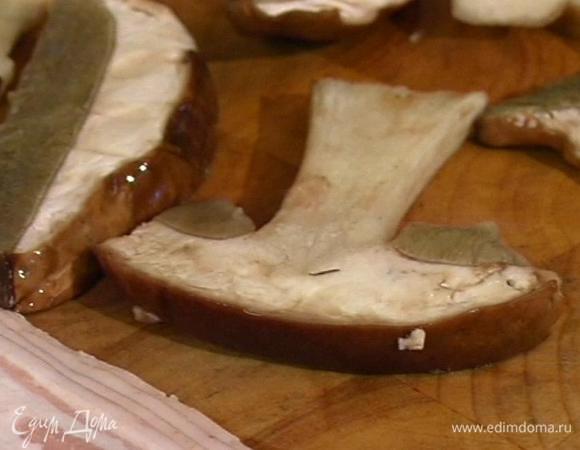 Грибы нарезать вдоль пластинками толщиной 2 мм, посолить и поперчить.