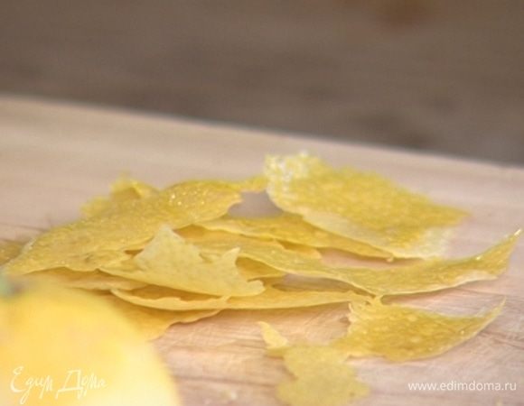 С половинки лимона срезать цедру.