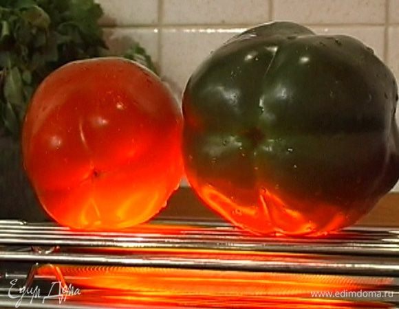 Сладкий перец обжарить до черноты на открытом огне, положить горячим в чистый полиэтиленовый пакет, пакет завязать. Перец должен «потеть» 15−20 минут.