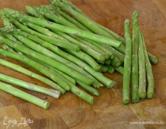 Спаржу, удалив грубые черенки, разрезать на 2‒3 части по диагонали, опустить в оставшуюся от горошка воду и варить 2 минуты, затем вынуть. 