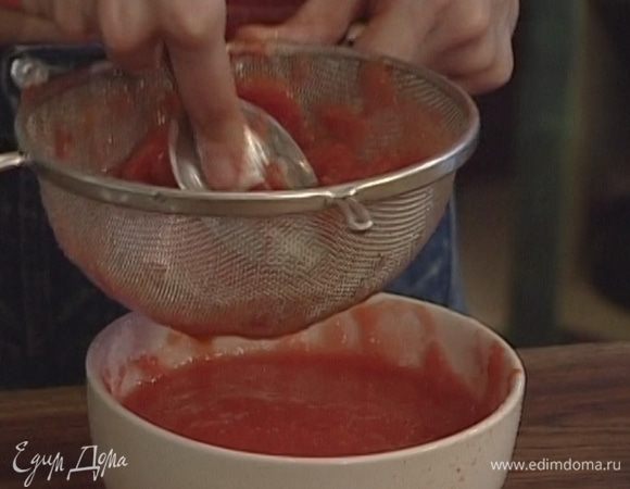 Помидоры нарезать, продавить их через сито, чтобы получилось пюре (можно взбить в блендере).