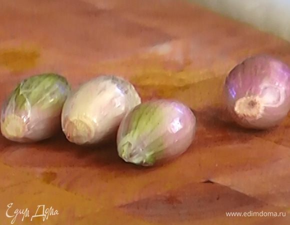 Шалот почистить, порезать тонкими полукольцами и замочить в уксусе на 10 минут.