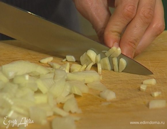 Лук и чеснок мелко нарезать. 
