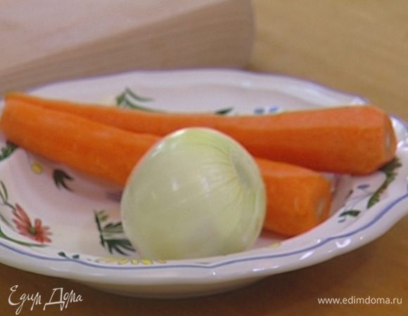 Морковь, лук и чеснок почистить и порезать.