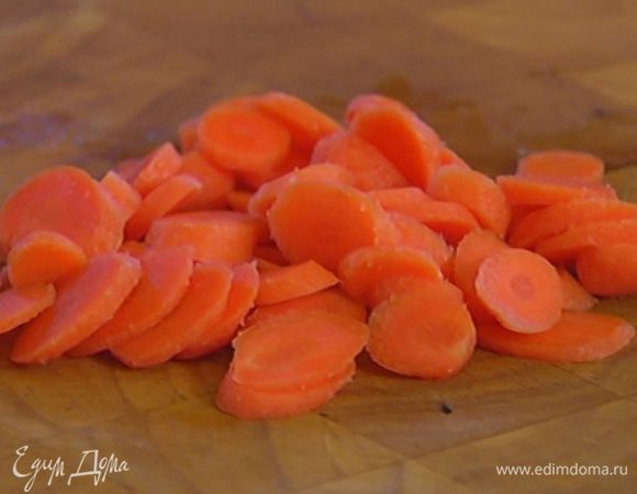 Морковь почистить и крупно порезать.