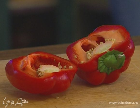 У сладкого перца и чили удалить плодоножки и семена, луковицу и чеснок почистить.