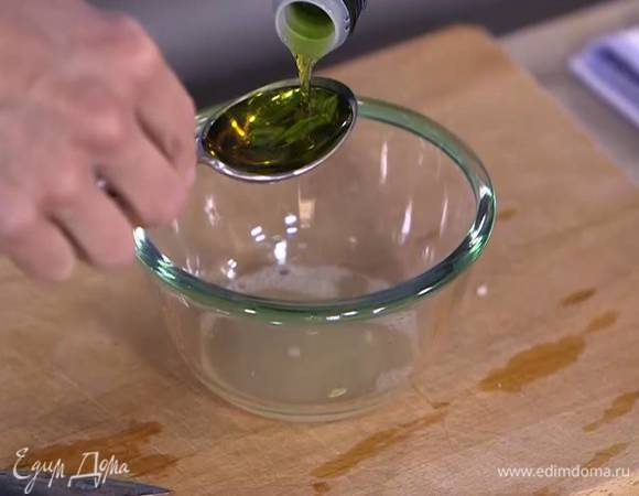Соединить оливковое масло и винный уксус и перемешать.