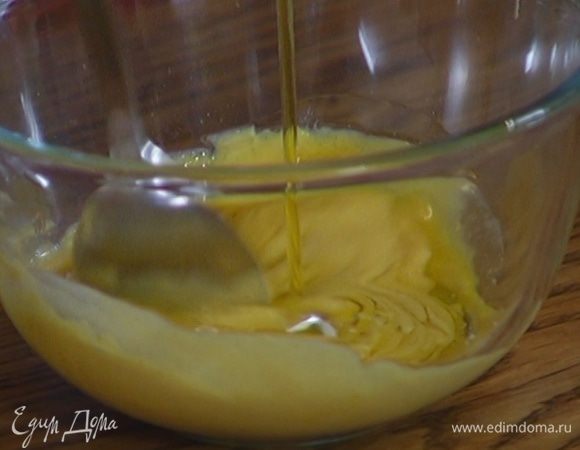 Соединить мед с горчицей, влить растительное масло и перемешать.