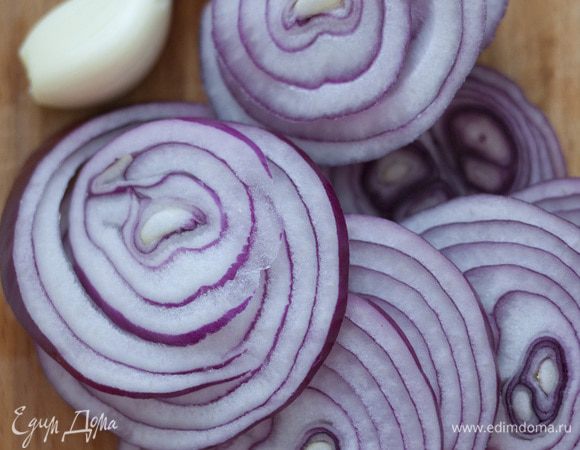 Лук почистить, нарезать кольцами и замочить в уксусе на 10 минут.