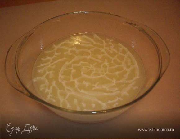 Тщательно венчиком размешиваем жидкие компоненты для теста, 