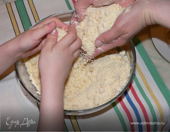 Размягченный маргарин смешать с мукой в большой чашке, добавить соду.