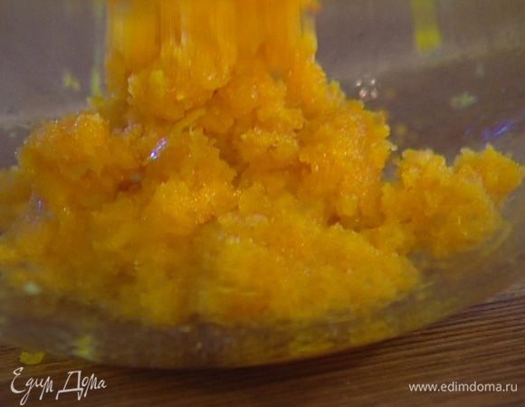 Курагу залить ликером, добавить лимонную цедру и взбить в блендере в пюре. 