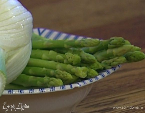 У спаржи отломить грубые части.