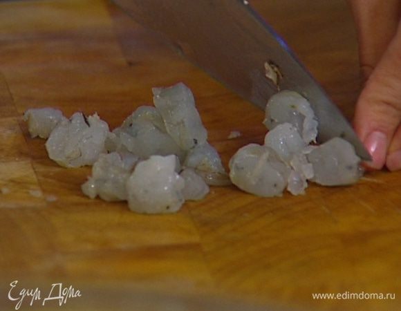 Креветки разморозить, почистить и нарезать небольшими кусочками.