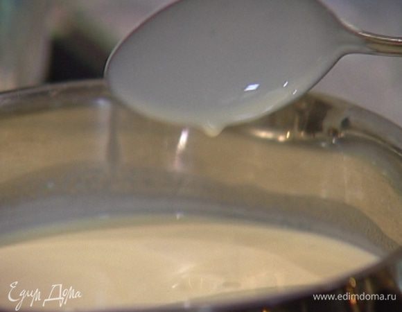 Сливки довести до кипения, но не кипятить, добавить ванильный экстракт. 